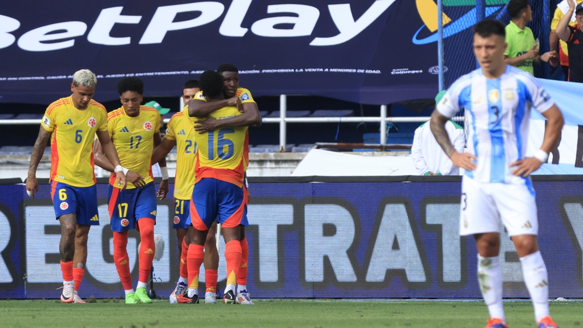 Jugadores de Colombia celebran en el partido de las eliminatorias sudamericanas para el Mundial de 2026 ante Argentina en el estadio Metropolitano en Barranquilla 