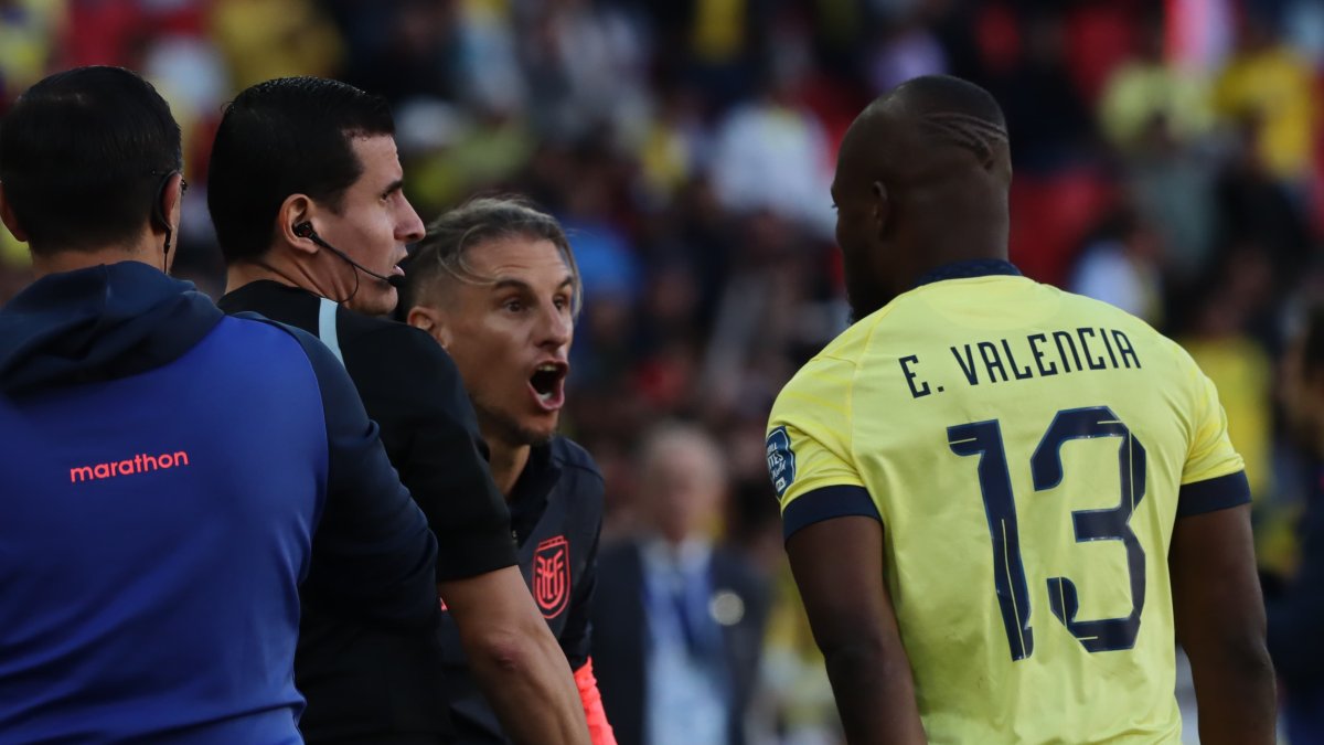 Enner Valencia festejando el gol junto al técnico Sebastián Beccacece.