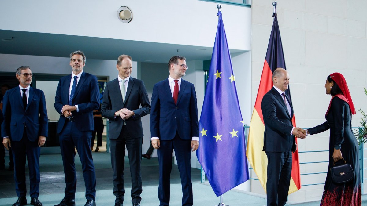 El Canciller alemán Olaf Scholz recibe a la embajadora de la República de Maldivas, Aishath Shaan Shakir, durante una recepción de representantes del cuerpo diplomáticoen Berlín.