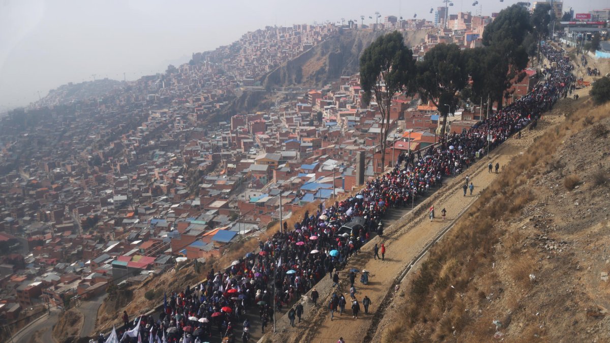 Funcionarios de entidades gubernamentales, campesinos, obreros e indígenas participan en una marcha este martes, en la ciudad de La Paz (Bolivia).