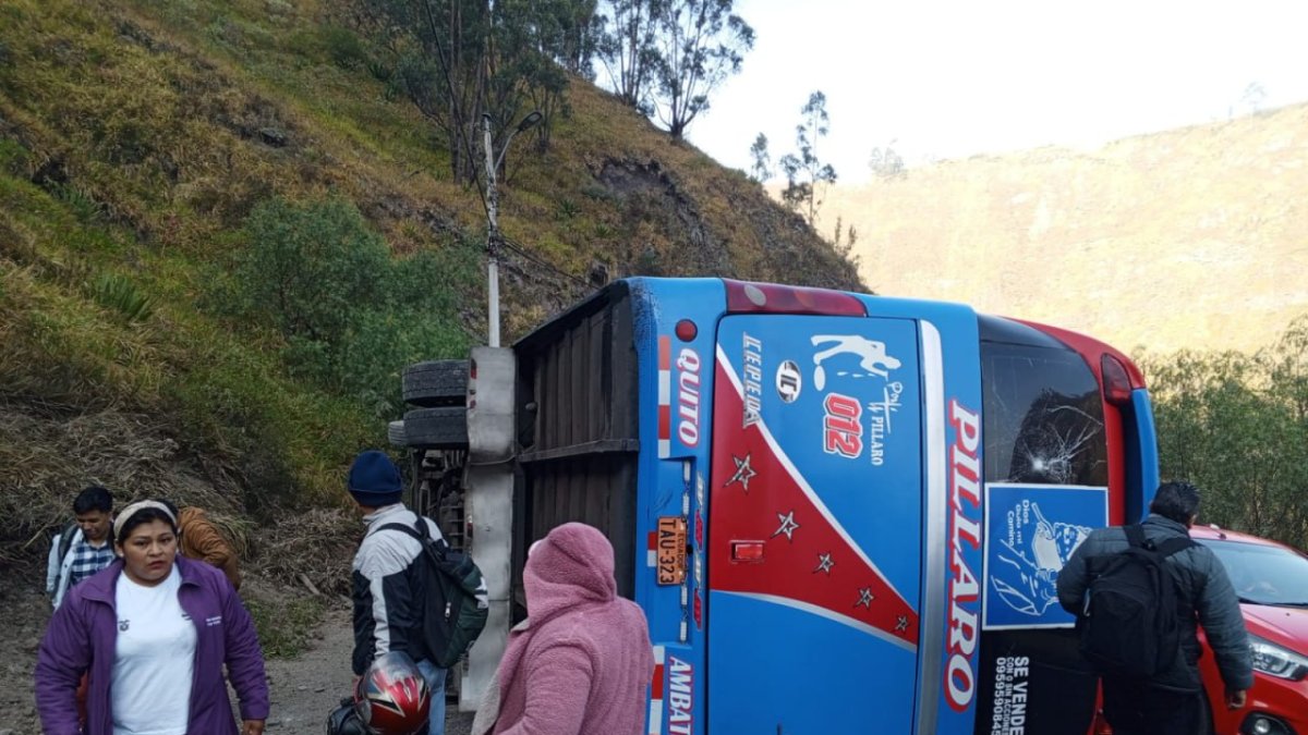 Los pasajeros trataron de salir por las ventanas en el accidente ocurrido este martes 10 de septiembre en la vía Ambato-Píllaro.