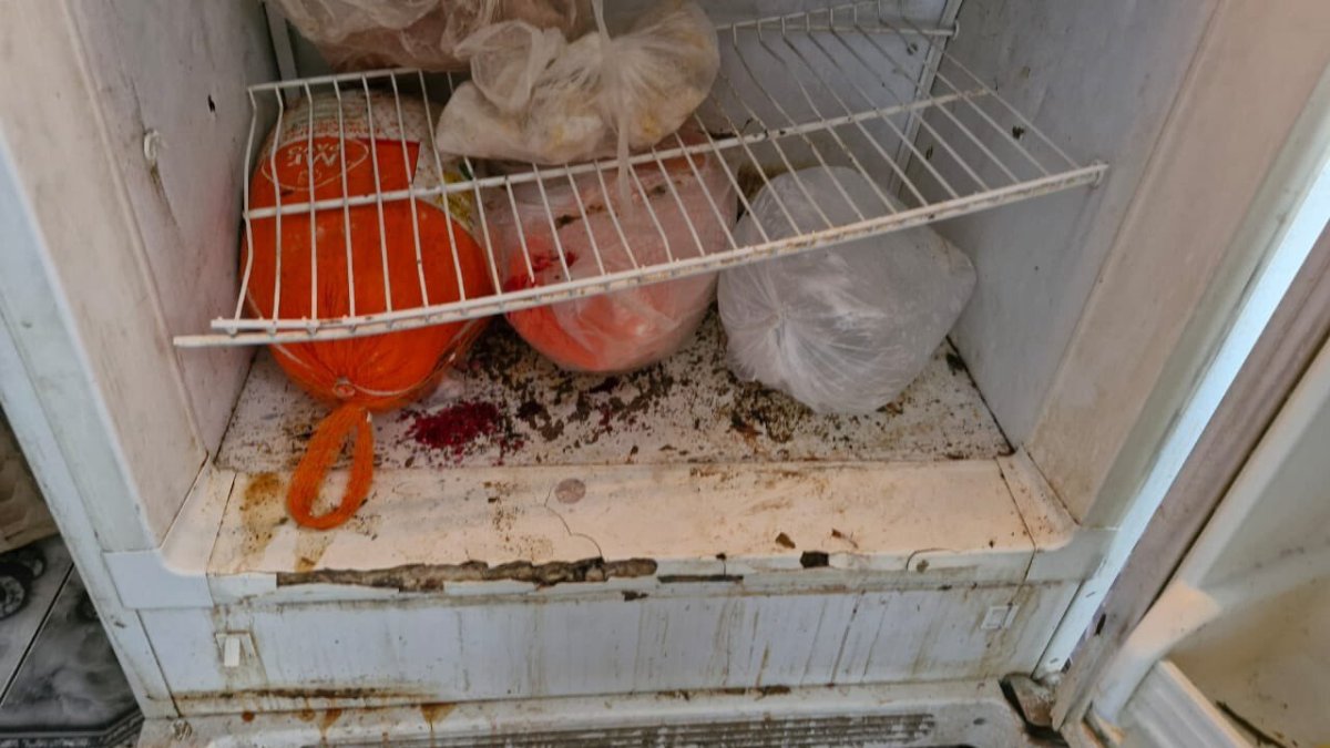 Control. La suciedad que encontraron en una refrigeradora en un local de comida, en Cayambe.
