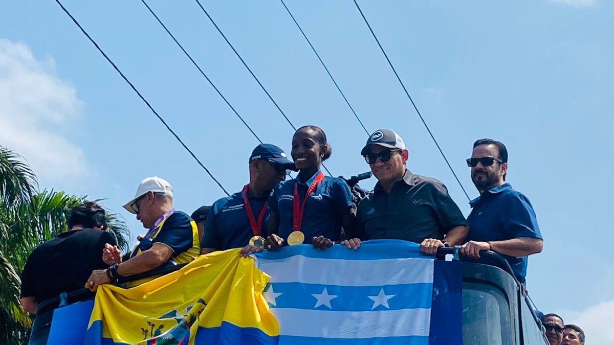 Kiara Rodríguez en el carro de la caravana de oro en Guayaquil.