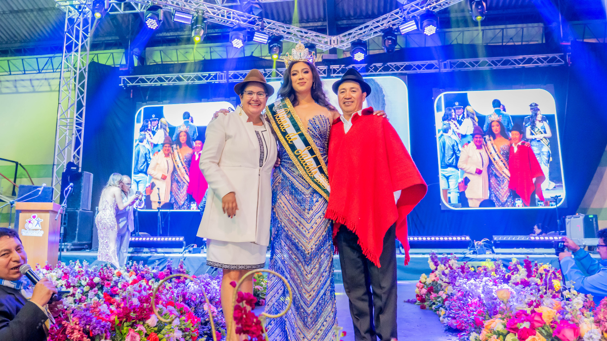 Kaya Ilaquiche Tiban junto a sus padres.