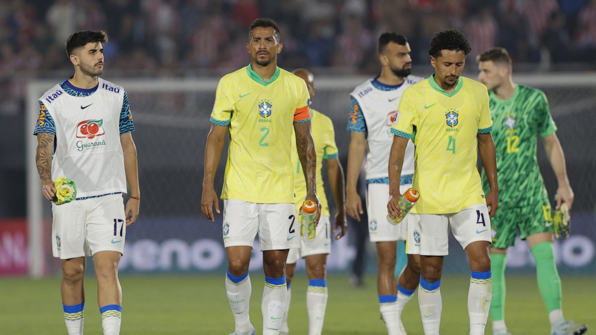 Jugadores de Brasil reaccionan luego de perder 1-0 ante Paraguay, en Asunción.