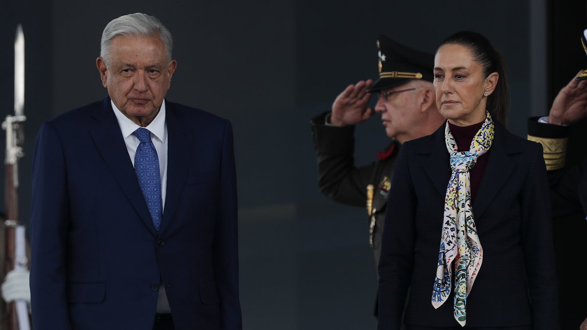 Claudia Sheinbaum y el presidente de México, Andrés Manuel López Obrador, participan en un acto protocolario.