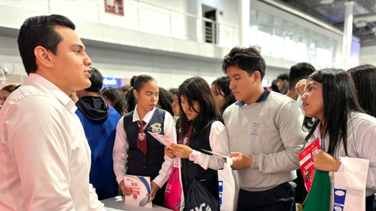 Referencial. Alumnos de colegio revisan la oferta académica de la UBE.