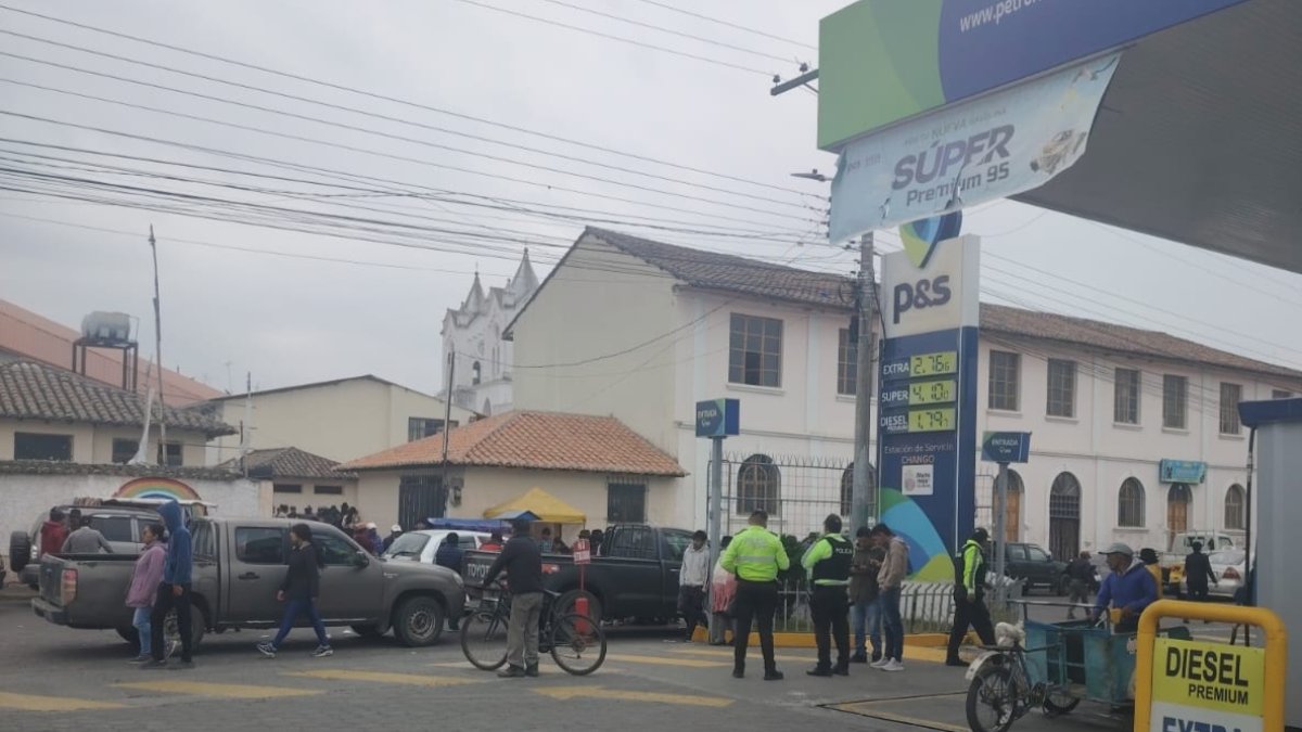 La Policía estuvo vigilante de lo que sucedía en Saquisilí.