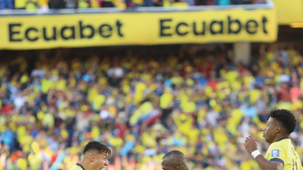 Enner Valencia (c) festeja junto a Alan Franco el gol de la selección ecuatoriana ante Perú