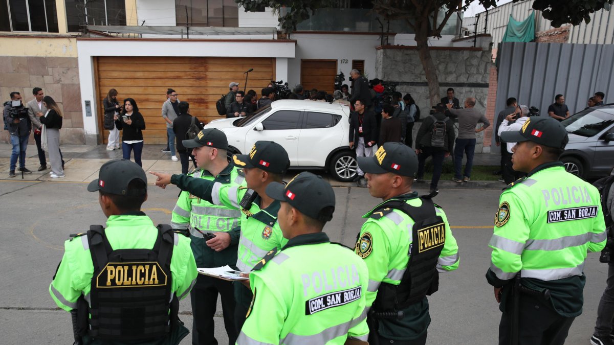 Policías vigilan afuera de la casa del expresidente peruano Alberto Fujimori este miércoles, en Lima (Perú).