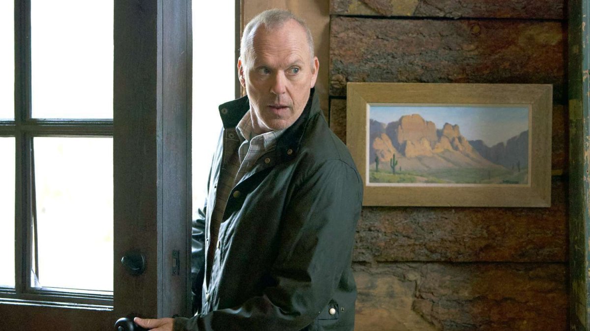 En su papel de John Knox, Michael Keaton logra convertir al antihéroe en un padre que solo quiere ayudar a su hijo.