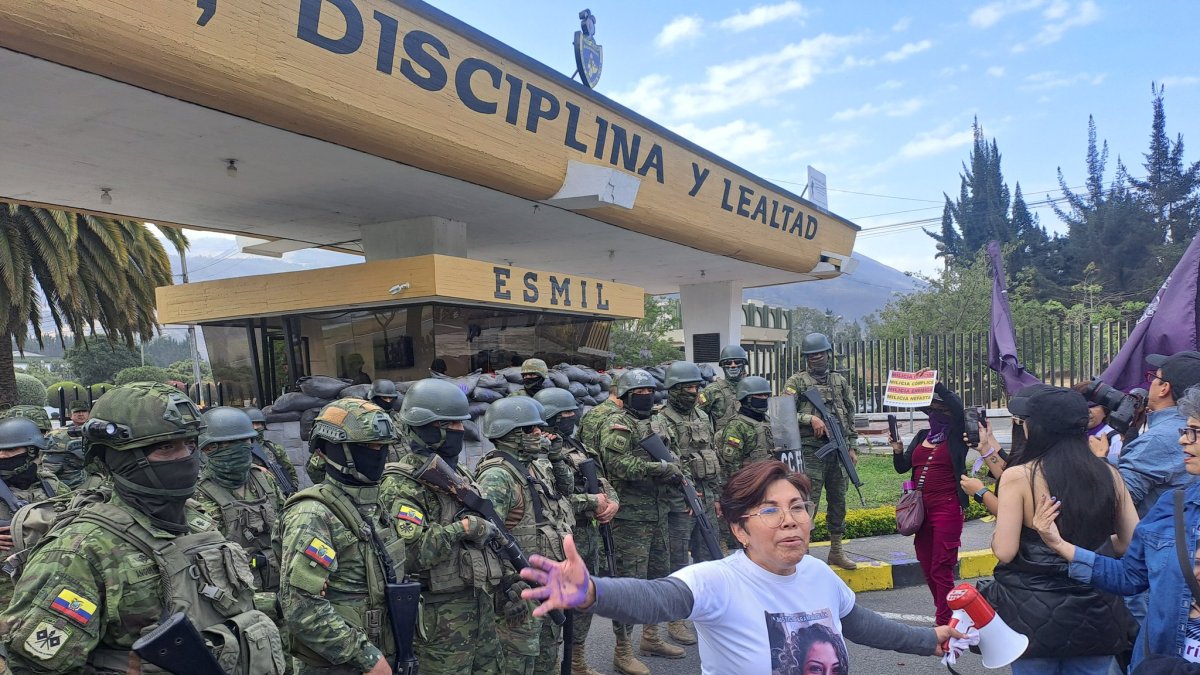 En los exteriores de la Escuela Superior del Ejército también se hizo un plantón para exigir justicia por Aidita Ati, subteniente que fue violada y encontrada muerta en una bridada militar.
