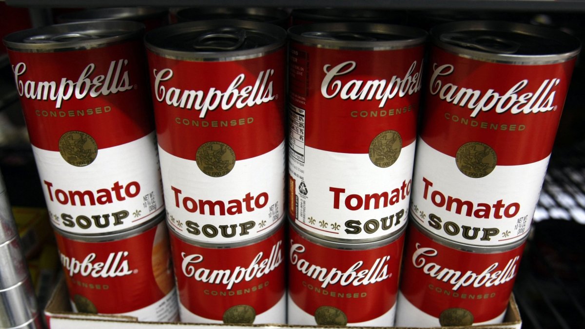 Marca. Un grupo de latas de la sopa Campbell.
