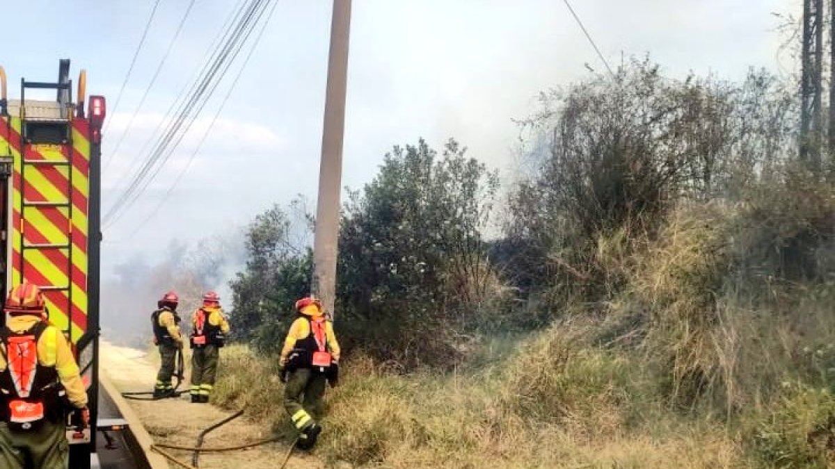 Imagen de un incendio forestal en la Autopista General Rumiñahui, a la altura del puente 6, este 11 de septiembre.