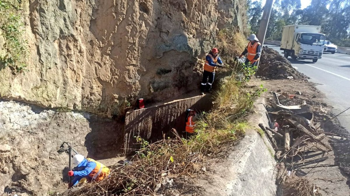 Escombros. El material afectó un tramo de la vía que conduce al valle.