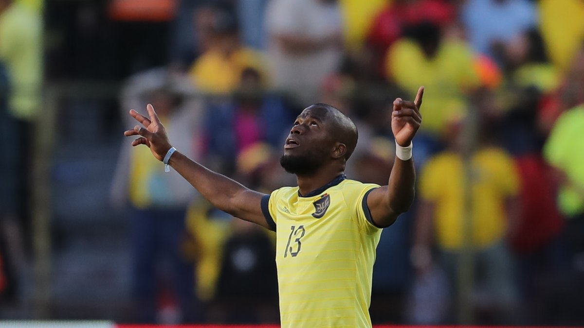 La celebración de Enner Valencia tras marcar el tanto de la victoria ante Perú, en el estadio Rodrigo Paz.