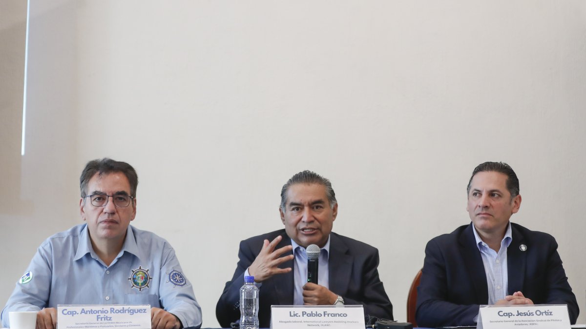 Líderes. El capitán Antonio Rodríguez Fritz (i), el abogado Pablo Franco (c) de Ilaw Network y el secretario general de ASPA, el capitán Jesús Ortiz Álvarez.