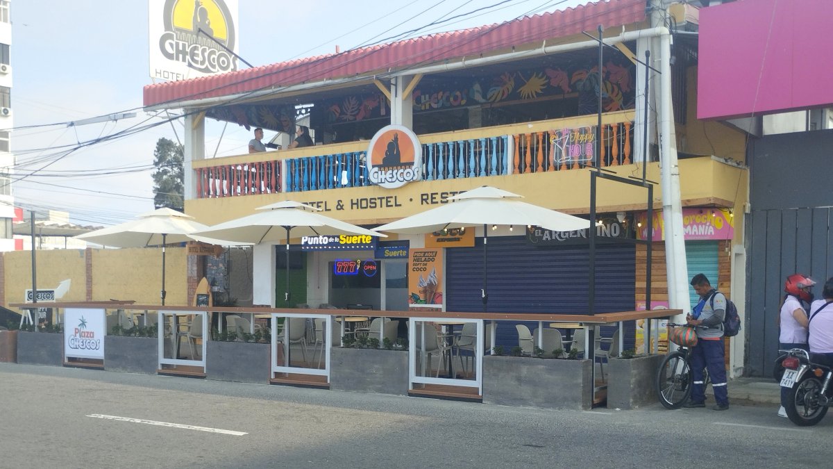 Hecho. Así permanece hoy la calle y la acera en la zona donde el Cabildo dio el permiso. La ciudadanía reprocha el accionar de la autoridad.