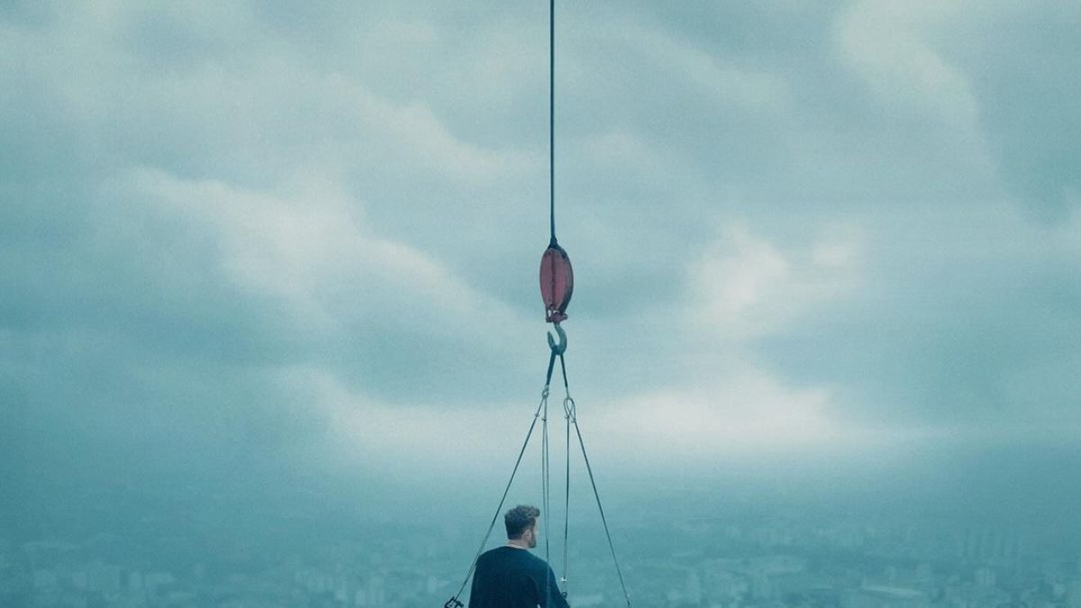 El artista argentino no revela el nombre de su nuevo amor, pero dice que no está solo.