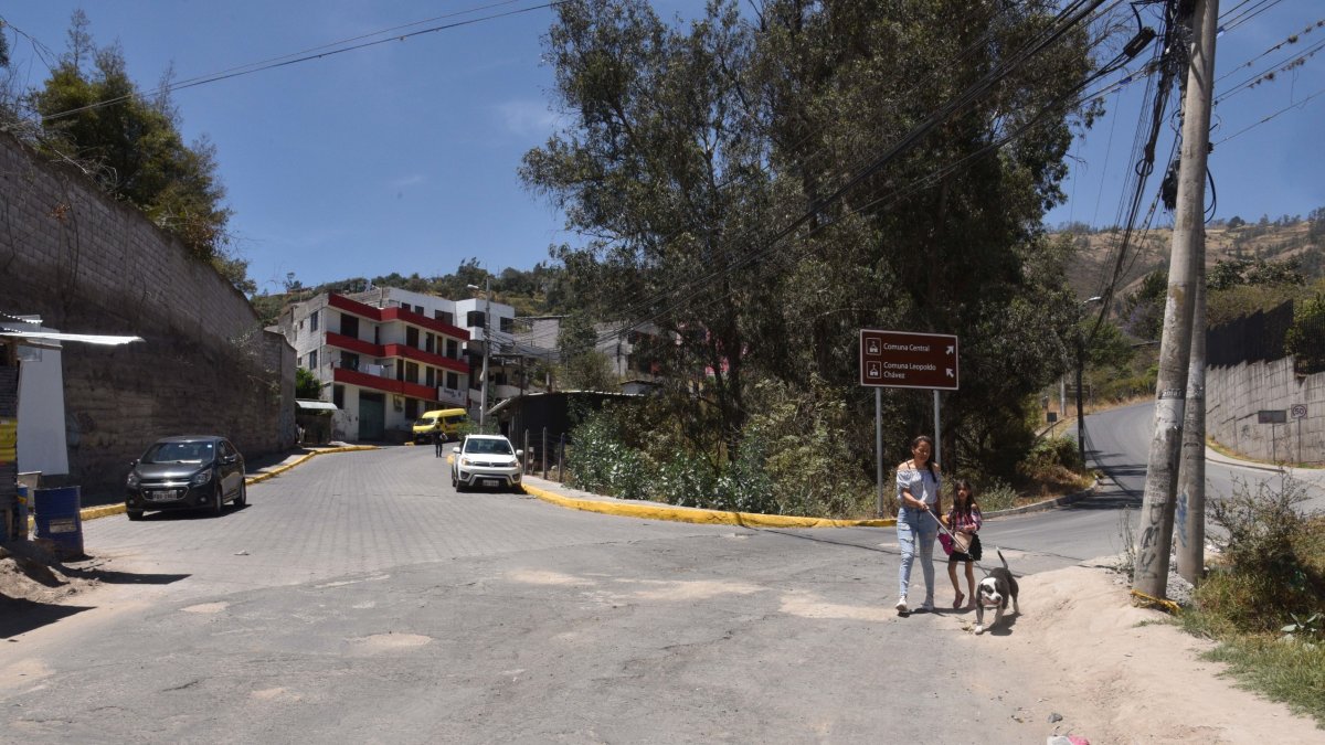 Los moradores de la calle Gaspar de Carvajal, en la entrada a la comuna Leopoldo Chávez, aseguran que los trabajos se hacen a medias.