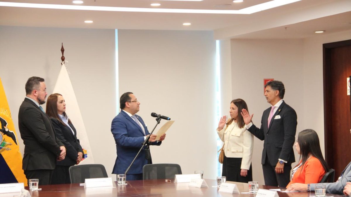 El contralor general del Estado y presidente de la Función de Transparencia, Mauricio Torres, posesionó a los nuevos miembros.