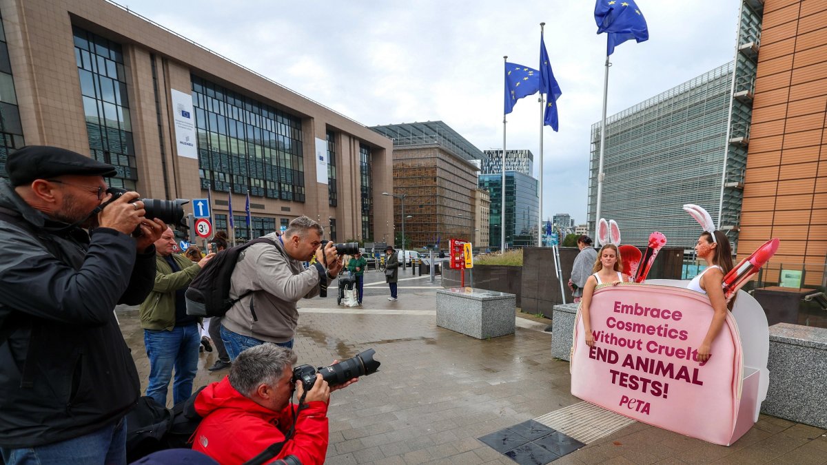 Activistas animales de PETA participan en una protesta para denunciar que las instituciones de la UE permiten torturar y matar animales en pruebas de ingredientes cosméticos.