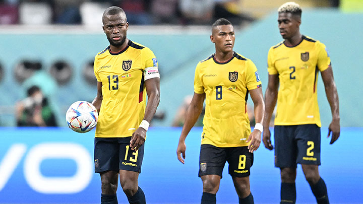 Enner Valencia (i) junto a Carlos Gruezo (c) y Félix Torres en la selección ecuatoriana
