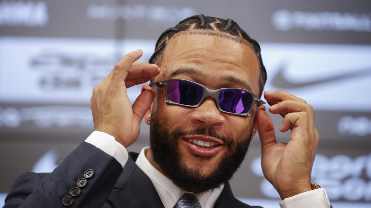Memphis Depay, participa en una rueda de prensa en el estadio Neo Química Arena de Corinthians en Sao Paulo (Brasil). 