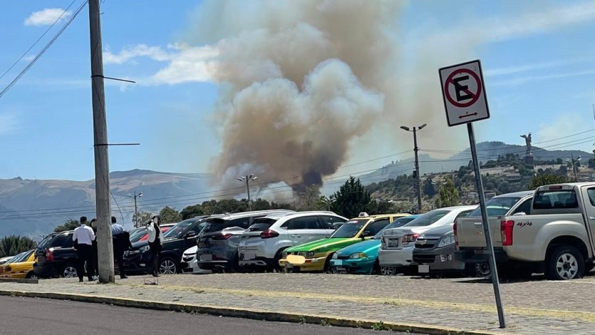 El ECU 911 señaló que el incendio se registró desde el sector de la avenida 5 de Junio, a un costado de El Panecillo.