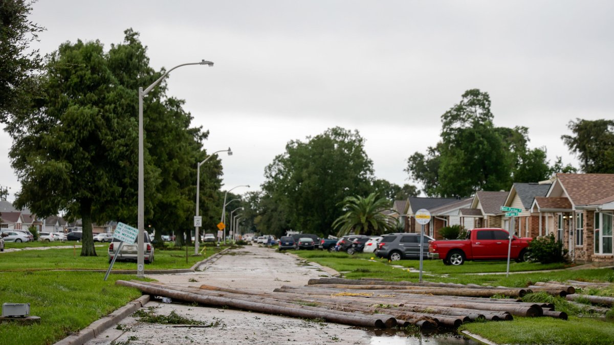 Luisiana. Una calle permanece con tramos inundados y con escombros.
