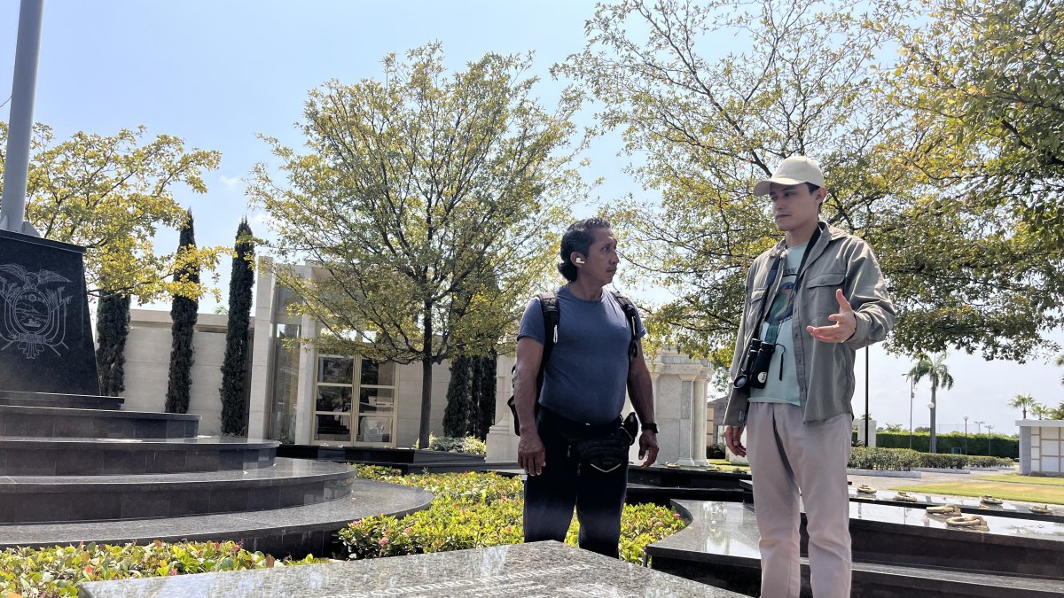 Parada. La primera estación del programa Ecomuseo es la de los expresidentes del Ecuador. El lugar está rodeado de olivos negros. 