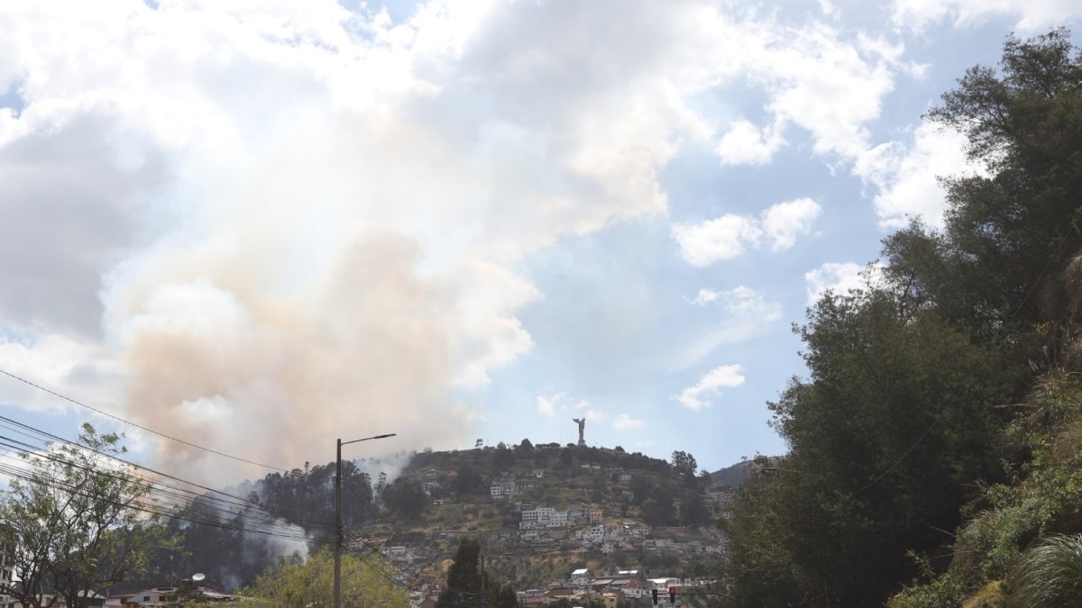 Desde varios sectores de la ciudad se evidenciaba el humo que se propagaba por el gran monumento de la virgen de El Panecillo.