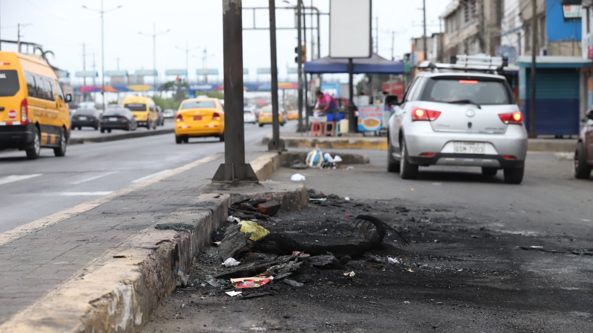 Investigan incendio provocado a camioneta de la Comisión de Tránsito del Ecuador en Durán.
