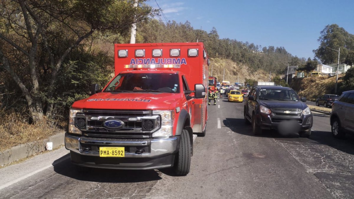 Los bomberos llegaron a la av. Simón Bolívar, en el sector del puente de Gualo para atender la emergencia.