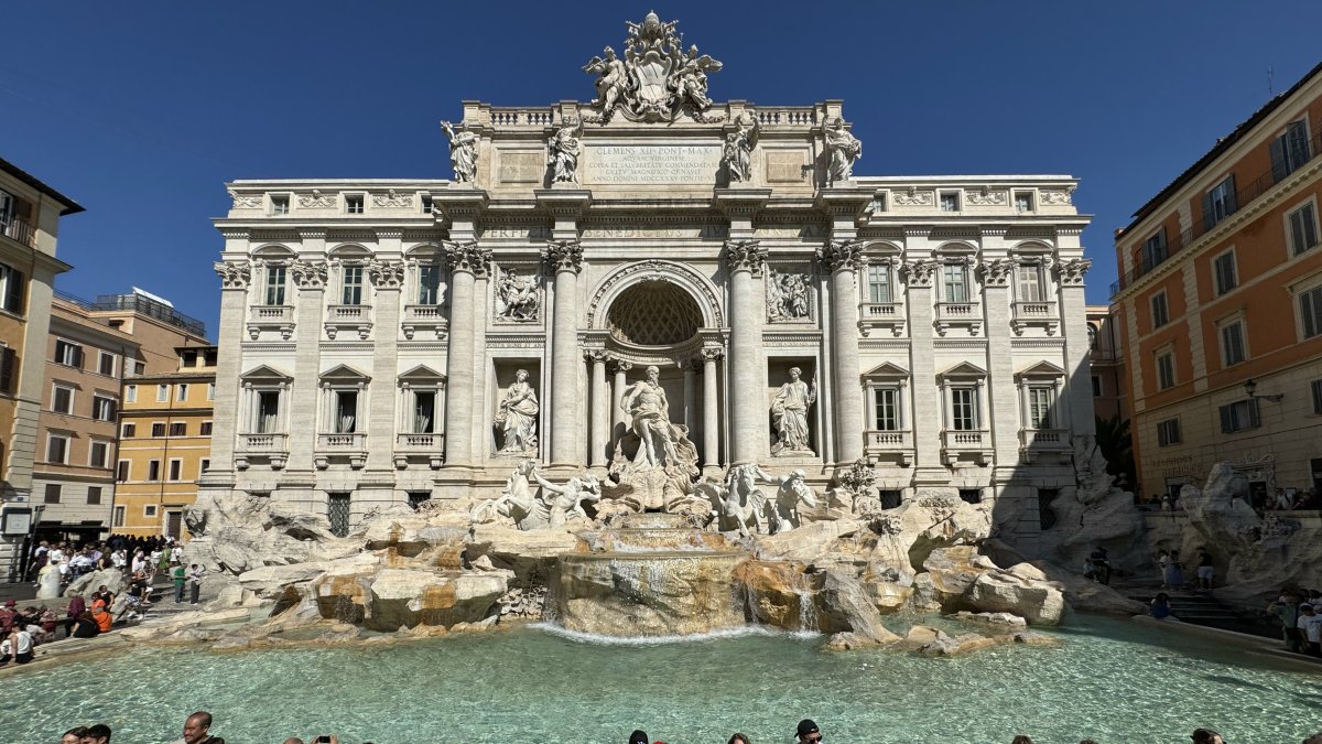 Ver de cerca la Fontana de Trevi y cumplir con la tradición de lanzar una moneda va a costar 2 euros.