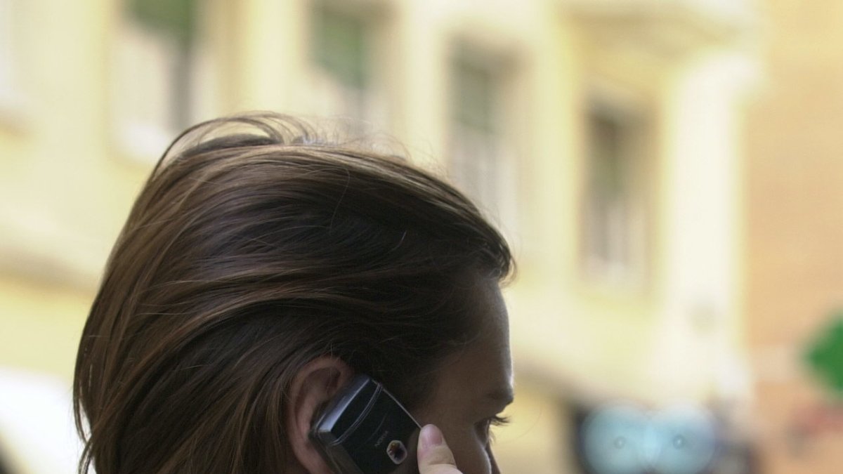 En la imagen de archivo, una joven habla por teléfono móvil en una calle de Madrid. 