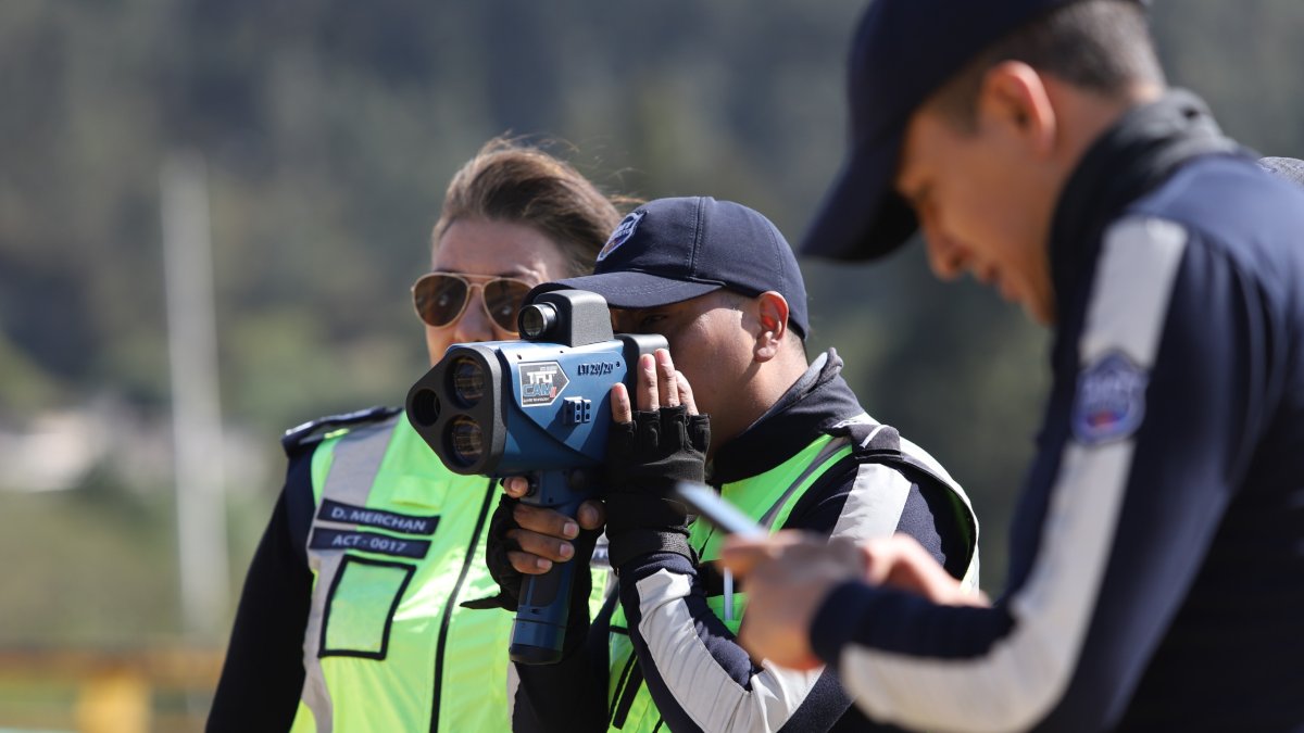 Los agentes utilizan cinemómetros (radares de mano) para los controles de velocidad.