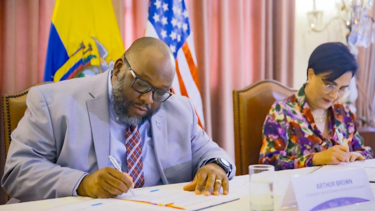 En un acto protocolar se reunió el embajador de Estados Unidos, Art Brown y la canciller de Ecuador, Gabriela Sommerfeld celebraron el acuerdo.