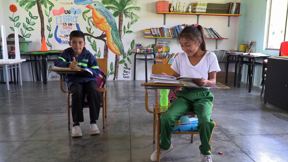 Fotografía de estudiantes de la Institución Educativa Técnica Tapias, sede La Cabaña, en la población de Toche (Colombia). 