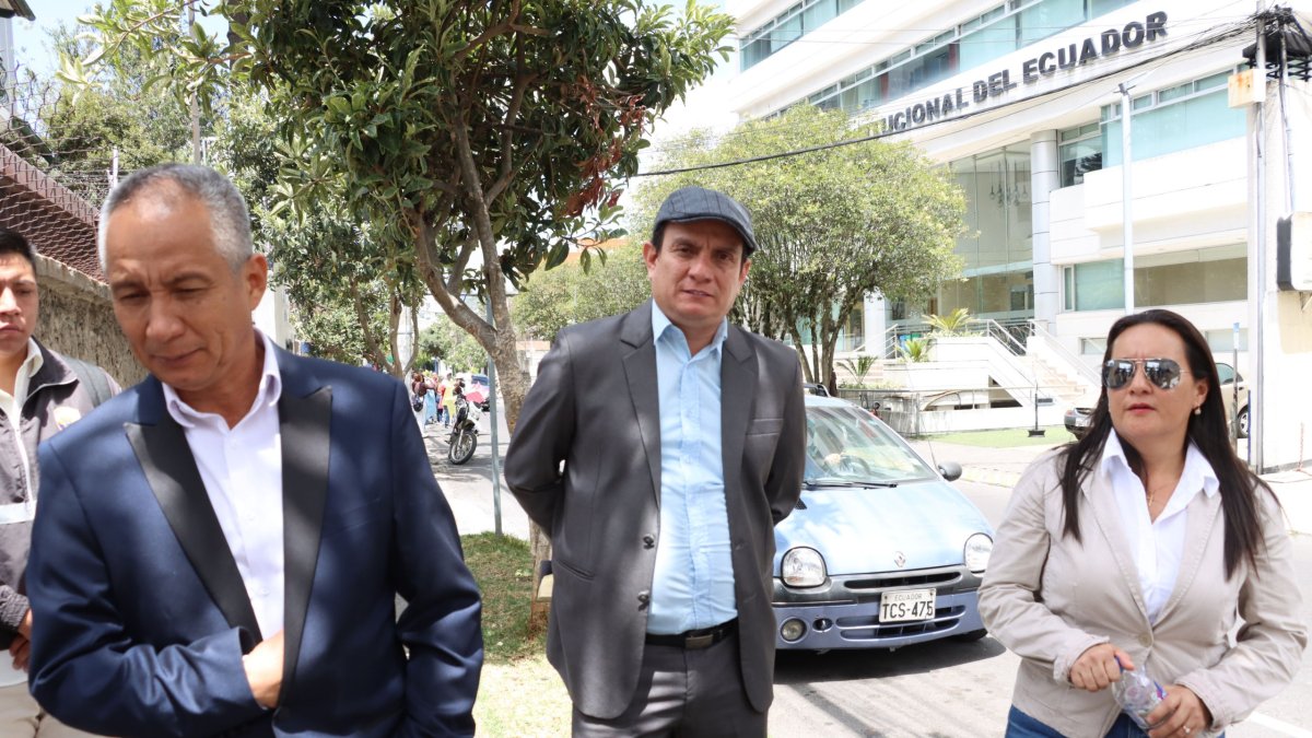 El alcalde de Balzar, Galo Meza, y de Junín, Jonás Intriago, llegaron a la Corte Constitucional.