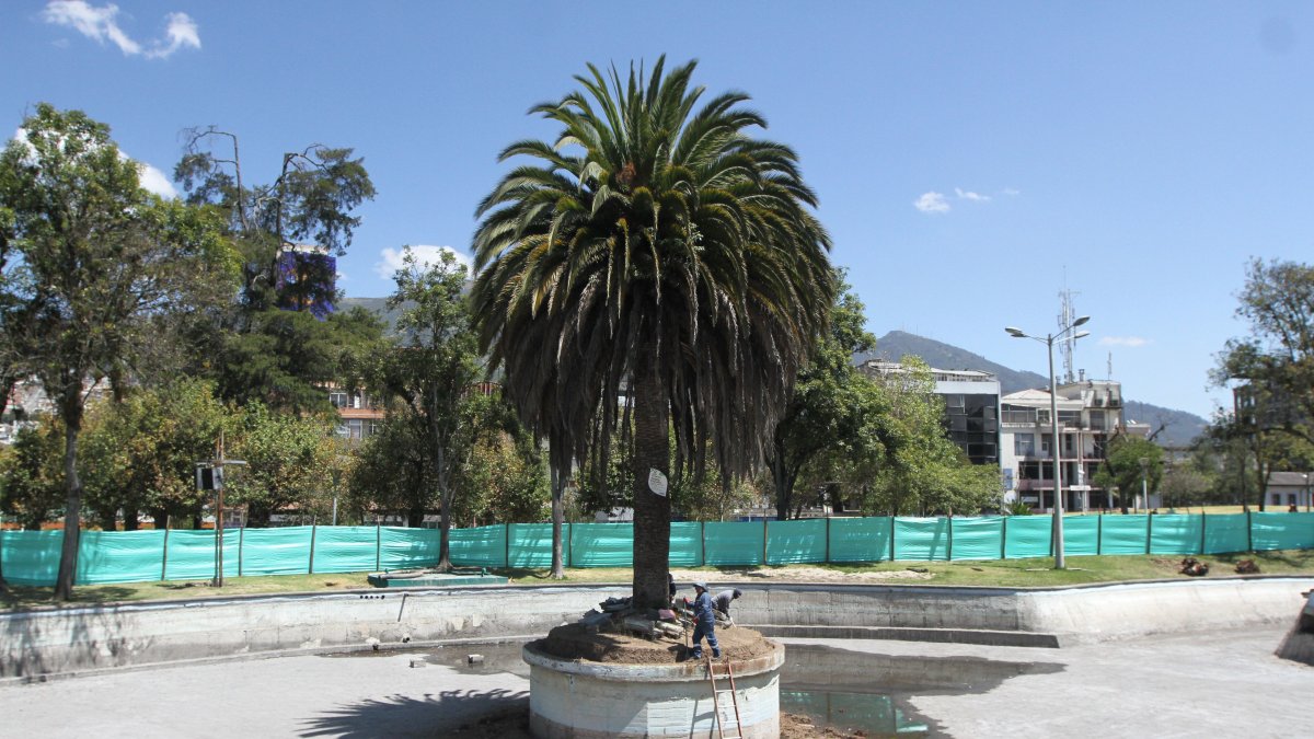 ras vaciar la laguna, se halló numerosas filtraciones en el fondo así como otros desperfectos y mecanismos que estaban obsoletos.