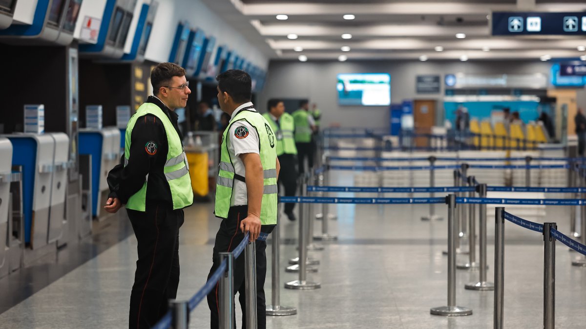 Huelga. Trabajadores hablando en un área del aeropuerto Jorge Newbery de la ciudad de Buenos Aires (Argentina).T