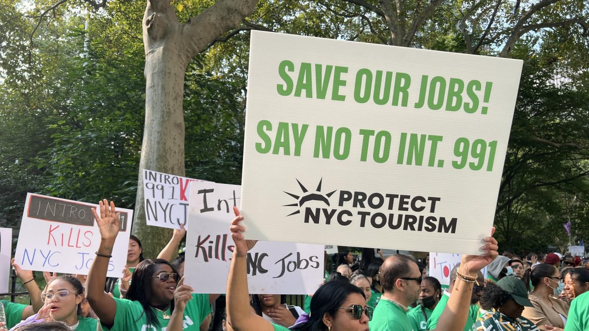 Personas participan de una manifestación en contra de la Ley de Hoteles Seguros o Intro 991, este jueves frente al ayuntamiento de Nueva York (Estados Unidos).