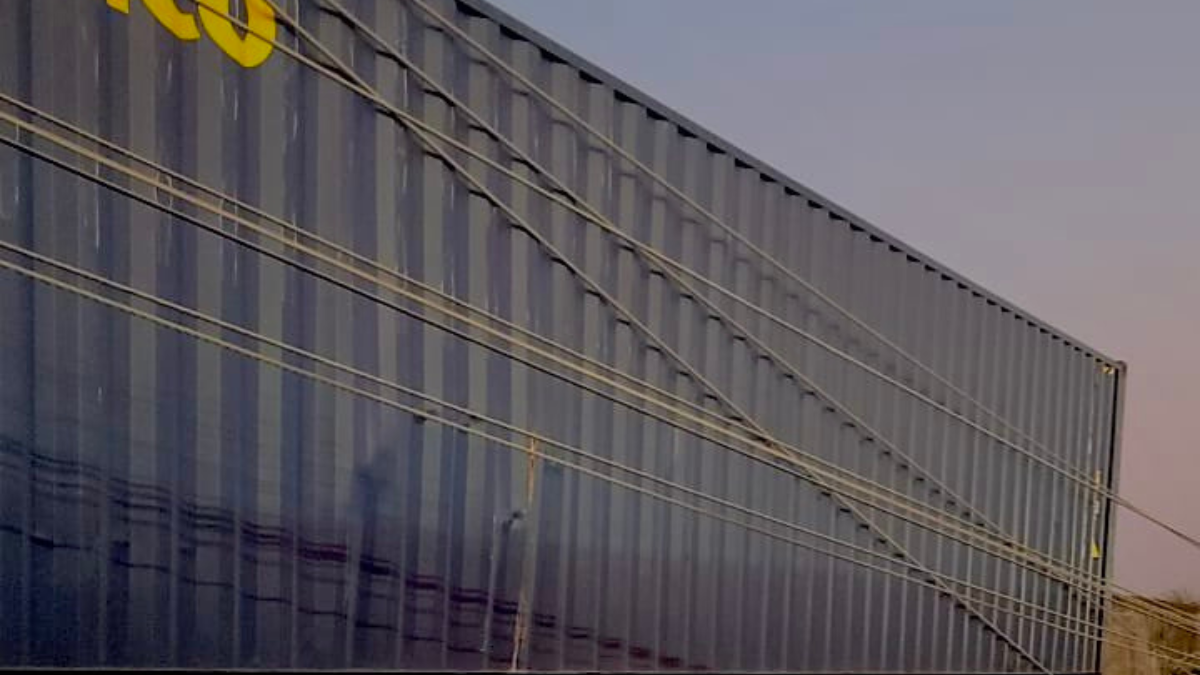 El tráiler que se enredó con los cables en el sur de Guayaquil.