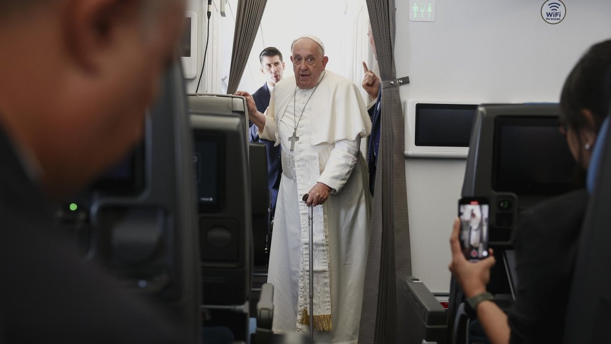 El Papa Francisco asiste a una conferencia de prensa a bordo del avión papal en su vuelo de regreso después de su viaje de 12 días por el sudeste asiático y Oceanía, el 13 de septiembre de 2024.