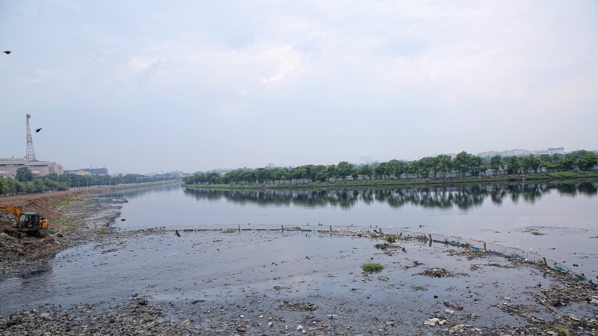 Envoltorios de plástico, botellas y residuos acompañados de un olor pestilente son la imagen habitual de buena parte de los ríos que surcan la India.