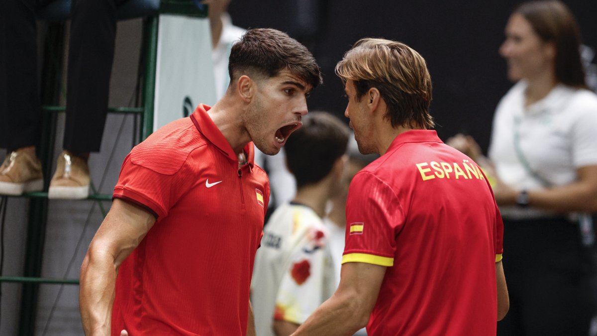 Alcaraz (#3 ATP) celebró eufórico la victoria parcial con el capitán Ferrer.