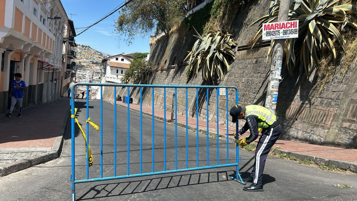 Los agentes de tránsito cerrronlas calles que rodean el Centro Histórico de Quito.