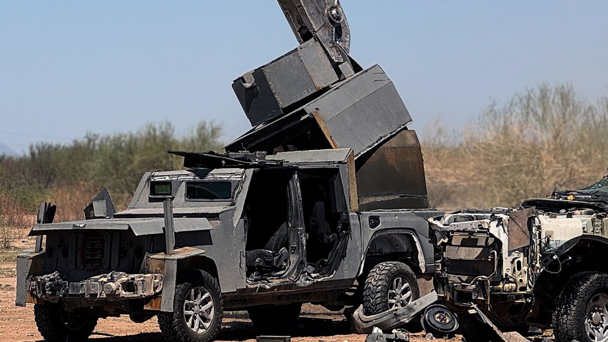 Vehículos con blindaje artesanal, decomisados por la Fiscalía General de la República (FGR), son destruidos el 13 de septiembre de 2024, en la ciudad de Hermosillo en Sonora (México).
