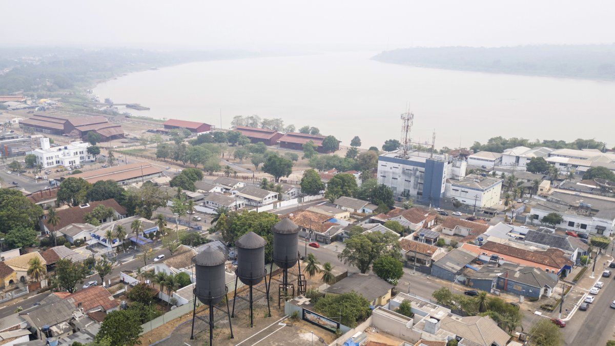Fotografía aérea que muestra la capa de humo provocada por los incendios el pasado jueves en la ciudad de Porto Velho (Brasil).